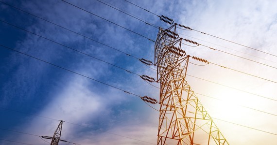Rząd przyjął projekt, który przewiduje przedłużenie zamrożenia cen energii na 2024 rok. "Rozwiązanie zapewni w następnym roku ochronę Polaków przed wzrostem kosztów energii elektrycznej, paliw gazowych i ciepła" - ogłoszono w komunikacie Kancelarii Prezesa Rady Ministrów.