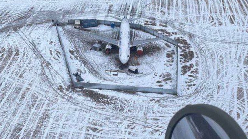 Samolot rosyjskich linii Ural Airlines, który we wrześniu lądował awaryjnie w polu, dalej tam stoi, ponieważ Rosjanie nie wiedzą, co z nim zrobić.