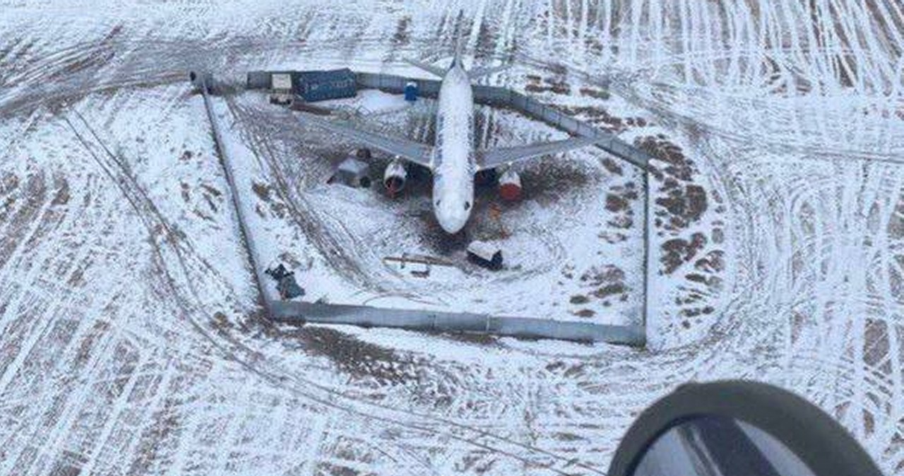 Samolot rosyjskich linii Ural Airlines, który we wrześniu lądował awaryjnie w polu, dalej tam stoi, ponieważ Rosjanie nie wiedzą, co z nim zrobić.