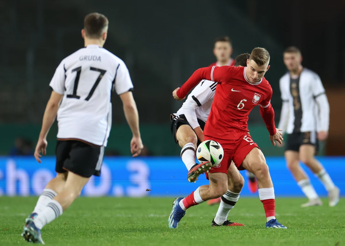 Młodzieżowa reprezentacja Polski przegrała w Essen z Niemcami 1:3 (1:0) w meczu eliminacji piłkarskich mistrzostw Europy U-21. To pierwsza porażka Biało-Czerwonych po serii czterech zwycięstw w turnieju kwalifikacyjnym.
