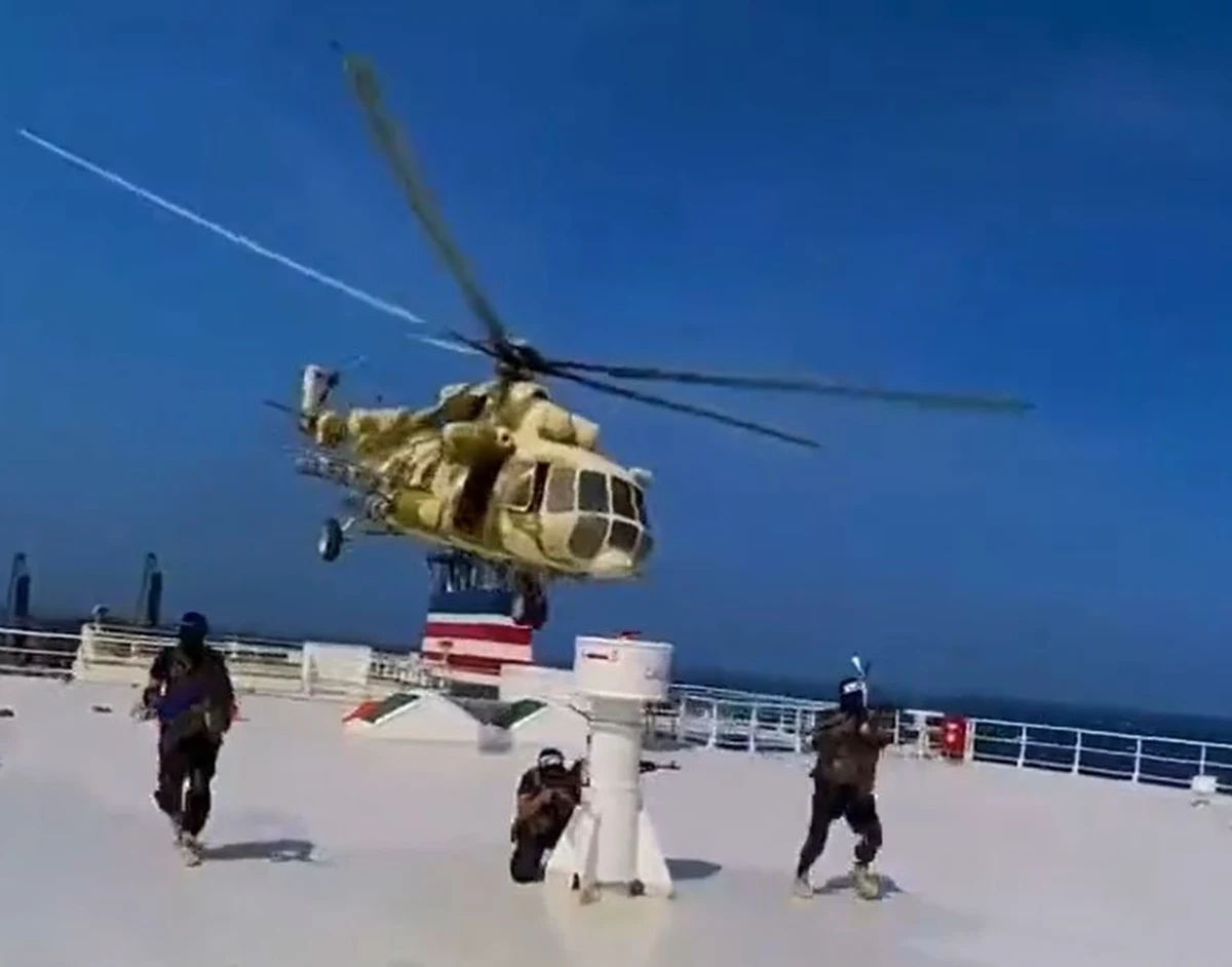 Jemeńscy Huti, którzy nadlatując śmigłowcem bojowym wdarli się w niedzielę na pokład statku Galaxy Leader i zajęli jednostkę, ujawnili swoje żądania. Porywacze uprowadzonego transportowca domagają się zaprzestania walk w Strefie Gazy. Informację o żądaniach porywaczy przekazała bułgarska telewizja publiczna. Media i władze władze w Sofii interesują się losem statku, ponieważ kapitan i jego zastępca są Bułgarami.