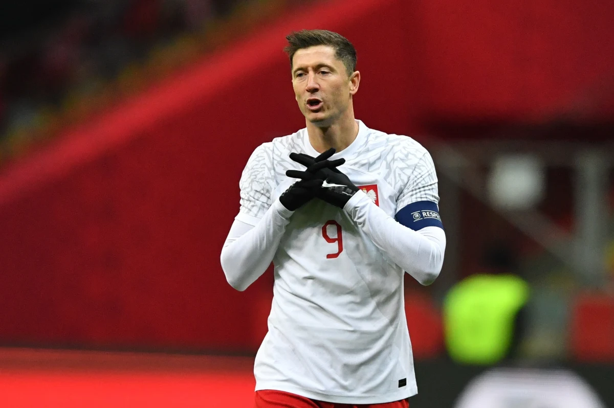 "Za nami trudny okres, ale spróbujemy z niego wyjść. Dziś zrobiliśmy pierwszy krok, a kolejne dwa kroki będą w marcu" - mówił Robert Lewandowski po wygranym 2:0 towarzyskim meczu polskiej reprezentacji w piłce nożnej z Łotwą na Stadionie Narodowym.