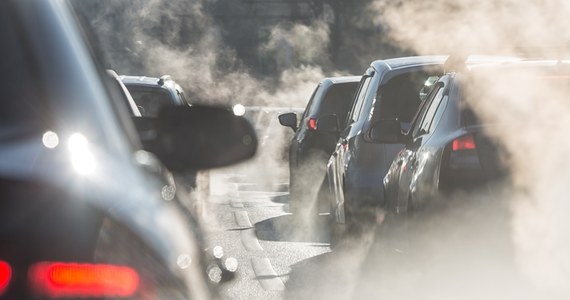 Potężne zmiany czekają kierowców od lipca przyszłego roku. Setki tysięcy aut nie będą mogły poruszać się po dużej części Warszawy, dziesiątki tysięcy nie wjadą do Krakowa. Takie będą skutki wprowadzenia stref czystego transportu - podsumował "Puls Biznesu".