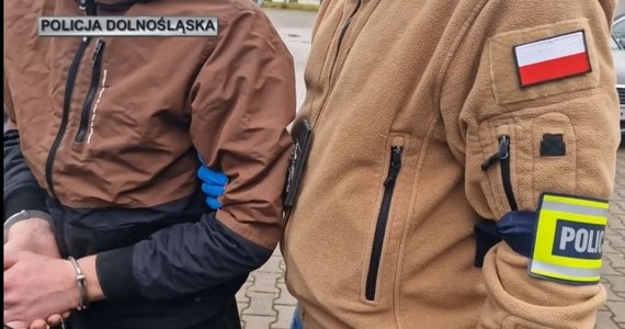 26-latek podejrzany o potrącenie policjanta został tymczasowo aresztowany na 3 miesiące.  Funkcjonariusza potrącił kierowca samochodu osobowego, który nie zatrzymał się do kontroli drogowej. Usłyszał zarzut czynnej napaści na policjanta. Mężczyźnie grozi 10 lat pozbawienia wolności