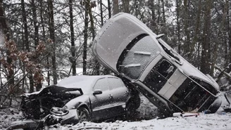 Tragedia w Zabielu. Uderzył w drzewo, wylądował na innym aucie