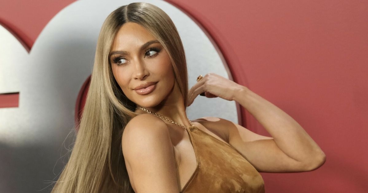 Kardashian, pojawiła, Gali, Year, 2023, Gwiazda, zwróciła, siebie, uwagę, wyjątkową, zamszową, sukienką, blond, włosami, Fani, z Kim Kardashian nie do poznania Zaskoczyła fanów swoim wyglądem