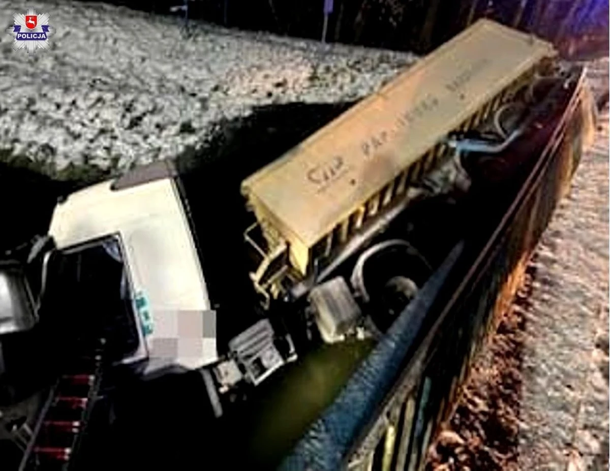 Jest naprawdę niebezpiecznie. Ponad 60 kolizji i wypadków spowodowanych głównie przez zimową aurę odnotowali od wtorku do środy policjanci z województwa lubelskiego. Służby utrzymania dróg krajowych i wojewódzkich poinformowały, że na trasach w regionie pracują solarki i piaskarki.