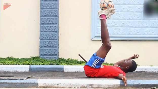 Pewien młody Nigeryjczyk pochwalił się przed Internautami swoimi umiejętnościami piłkarskimi. Chłopak jest członkiem szkółki Chukwuebuka, która specjalizuje się w footballowym freestylu.
