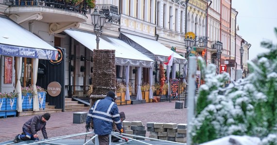 Rzeszów przygotowuje się do świąt Bożego Narodzenia. Na Rynku tuż obok ratusza rozpoczął się montaż choinki. Gdy będzie gotowa, zaczną pojawiać się kolejne ozdoby.