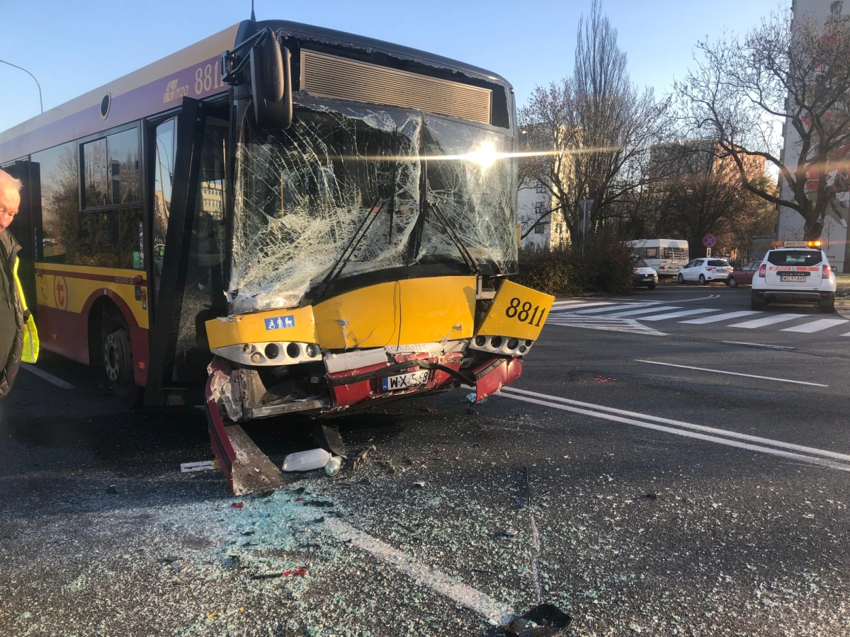 Sześć osób zostało rannych w zderzeniu autobusu miejskiego z osobówką na warszawskim Mokotowie. Do wypadku doszło przed godziną 12 na skrzyżowaniu Alei Wilanowskiej oraz ulicy Rodziny Hiszpańskich. 