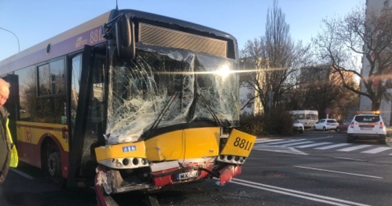 Sześć osób zostało rannych w zderzeniu autobusu miejskiego z osobówką na warszawskim Mokotowie. Do wypadku doszło przed godziną 12 na skrzyżowaniu Alei Wilanowskiej oraz ulicy Rodziny Hiszpańskich. 