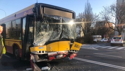 Autobus zderzył się z autem w Warszawie. 6 osób rannych 