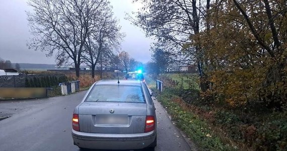 Niewiele brakło, a na drodze z Bukowic do Milicza na Dolnym Śląsku doszłoby do tragedii. 66-letni kierowca, będąc pod wpływem alkoholu, jechał samochodem całą szerokością drogi, a w pewnym momencie zasnął za kierownicą. Policję zawiadomił świadek zdarzenia.