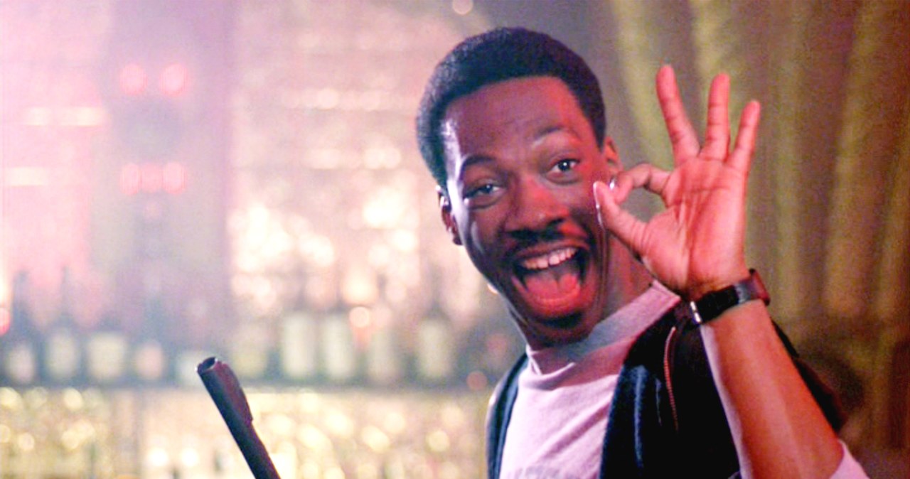 Eddie Murphy wraca jako Alex Foley w czwartej części "Gliniarza z Beverly Hills". Nowa odsłona kultowej komedii zatytułowana "Beverly Hills Cop: Axel F" pojawi się w Netfliksie w 2024 roku. Zaprezentowano właśnie pierwsze oficjalne zdjęcie z produkcji.