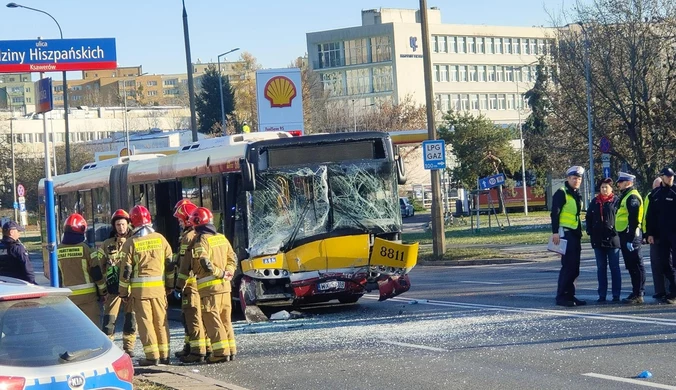 Wypadek autobusu w Warszawie. Są ciężko ranni