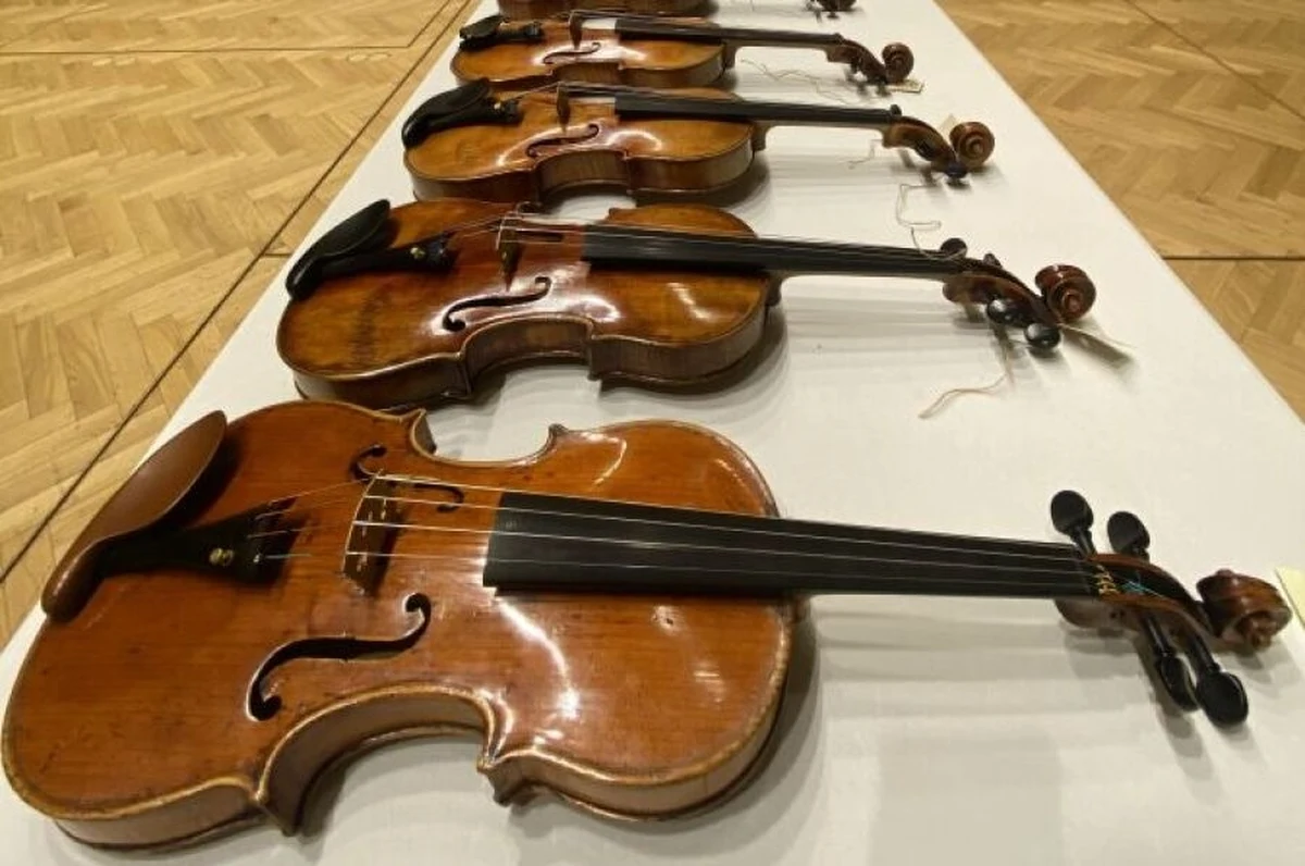 Ośmioro skrzypiec z początku XIX wieku oraz dwa pianoforte, z których jedno "zagrało" w słynnym oscarowym filmie Milosa Formana "Amadeusz" - to tylko niektóre z 25 instrumentów, które miasto kupiło dla dwóch krakowskich orkiestr: Sinfonietty Cracovii i Capelli Cracoviensis.

