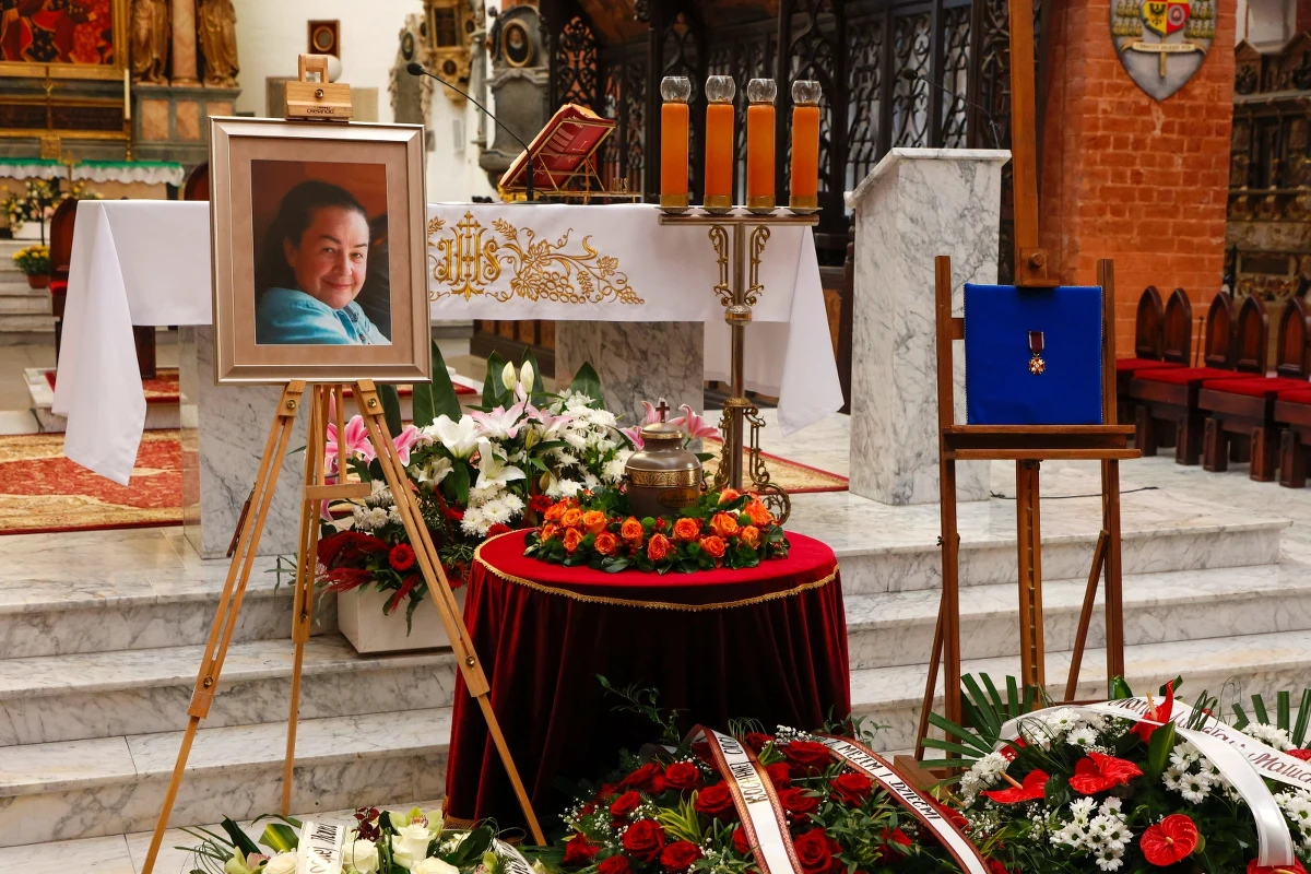 "Wraz z odejściem pani Hanny kończy się bardzo ważny, długi i piękny etap w nowożytnej historii naszego miasta" - powiedział podczas uroczystości pogrzebowych Hanny Gucwińskiej prezydent Wrocławia Jacek Sutryk. Jak podkreślił, "w powojennej historii polskiego Wrocławia to są osoby, o których zawsze pamiętać będziemy".