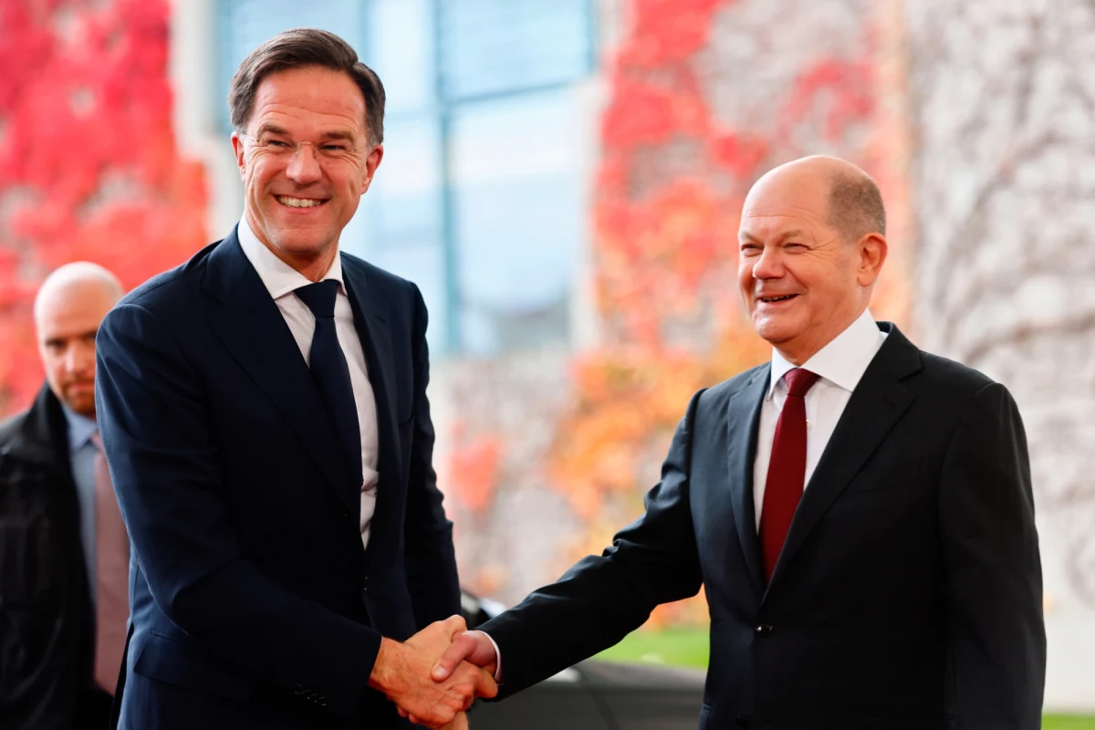 Według agencji Bloomberga ustępujący premier Holandii Mark Rutte ma największe szanse w wyścigu o przywództwo w Pakcie Północnoatlantyckim. Rutte miałby w przyszłym roku zastąpić obecnego sekretarza NATO, Norwega Jensa Stoltenberga.