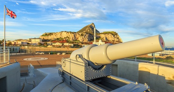 Brytyjskie okręty wojenne dopuściły się "wrogich działań" wobec hiszpańskiego patrolowca - potwierdzają władze w Madrycie. Hiszpańskie media podgrzewają atmosferę w relacjach pomiędzy obydwoma krajami przywołując niedawne odwiedziny Gibraltaru przez przedstawicielkę dynastii panującej w Wielkiej Brytanii.