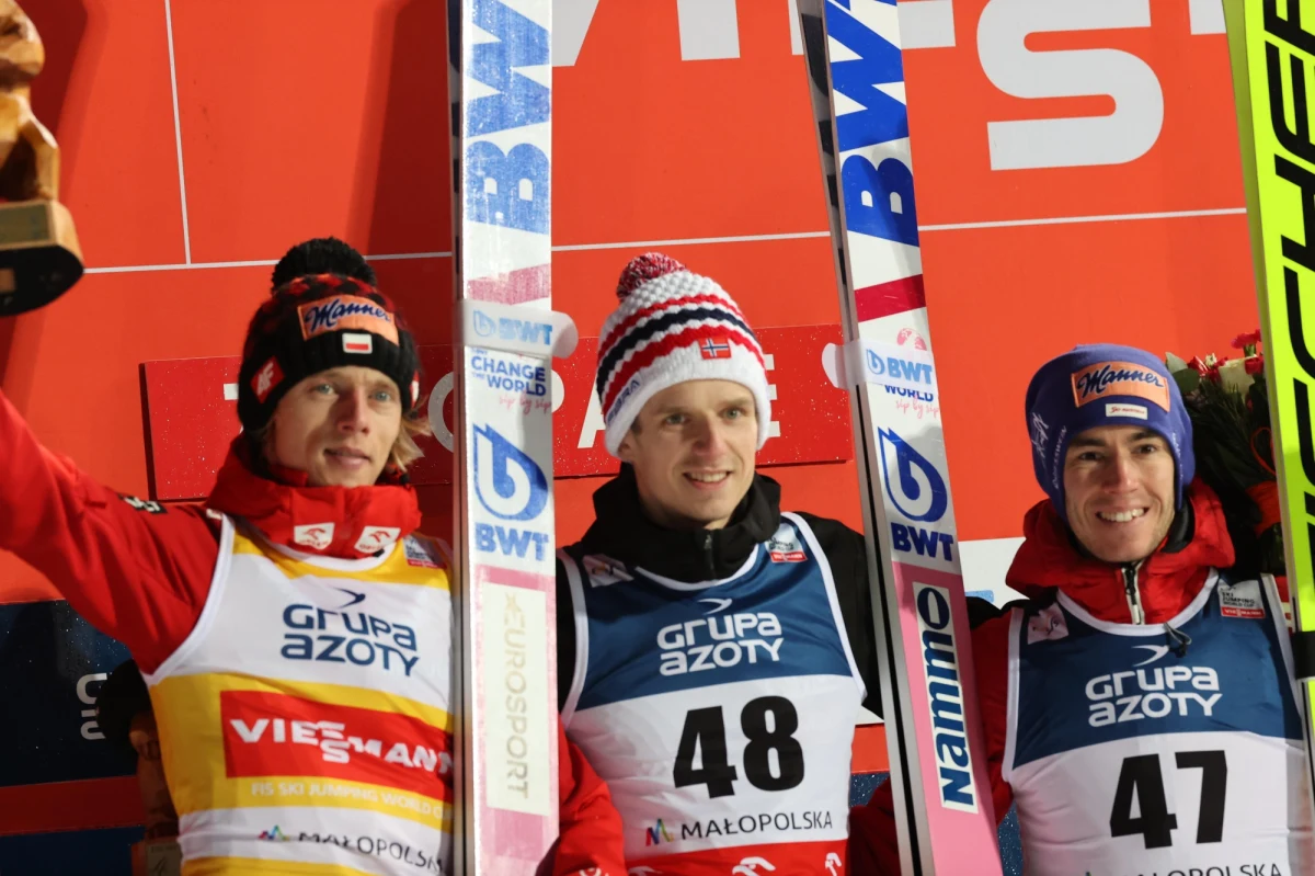 W najbliższy weekend zaczynają się pierwsze konkursu Pucharu Świata w skokach narciarskich. W Polsce w styczniu będziemy mieli trzy weekendy ze skokami na trzech różnych skoczniach. Zacznie się 13 stycznia w Wiśle, potem będzie Szczyrk, a skończy 21 stycznia na Wielkiej Krokwi w Zakopanem.