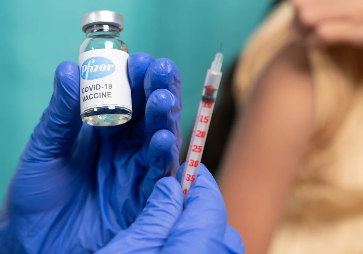 "Są szanse, że Polska uniknie kary" - tak minister zdrowia Katarzyna Sójka komentuje w RMF FM informację o tym, że firma Pfizer złożyła w sądzie w Brukseli pozew przeciwko Polsce za niewywiązanie się z umowy na zakup szczepionek przeciw Covid-19.