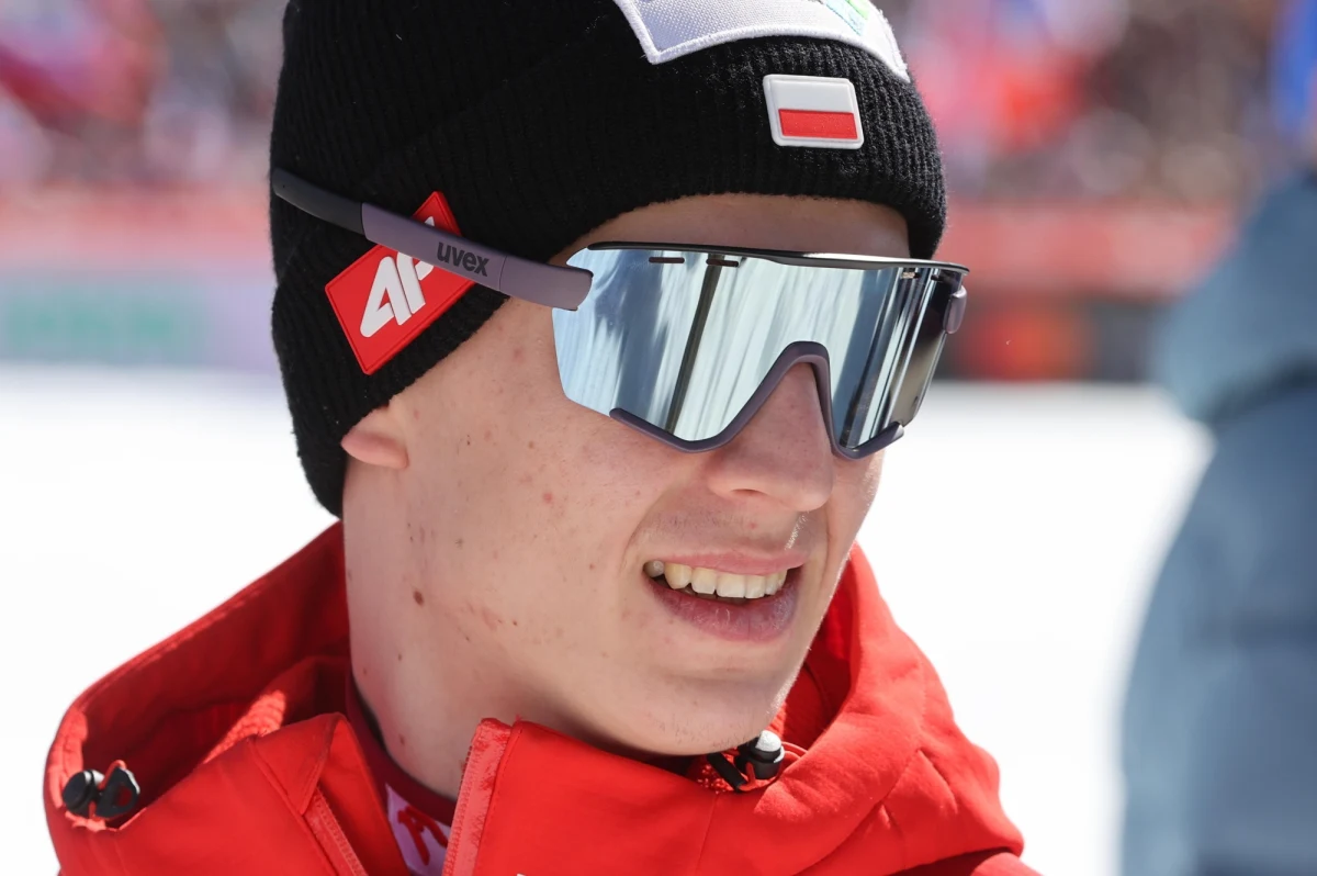 Za kilkadziesiąt godzin rozpocznie się nowy sezon Pucharu Świata w skokach narciarskich. Na początek skoczków będzie gościć Finlandia. Zawodnicy będą rywalizować w Ruce. Wystartuje tam pięciu Polaków: Kamil Stoch, Dawid Kubacki, Piotr Żyła, Aleksander Zniszczoł i Paweł Wąsek. Ten ostatni podkreślił w niedawnej rozmowie, że jest w bardzo dobrej formie psychicznej. Mówił też o swoich oczekiwaniach na nowym sensu.