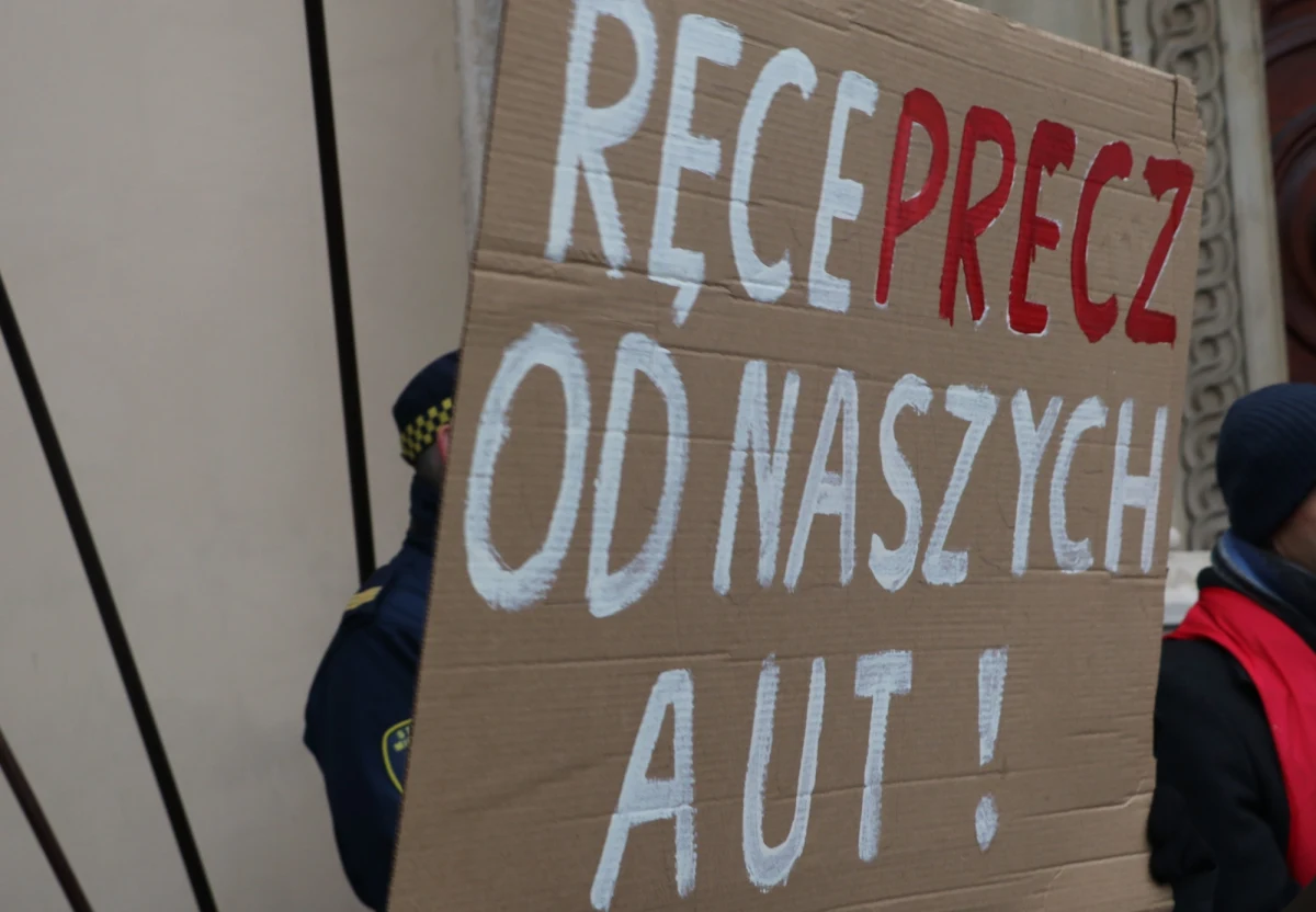 Po południu przed krakowskim urzędem miasta odbył się protest przeciwko przepisom, jakie mają wejść w życie od lipca przyszłego roku. W stolicy Małopolski zacznie wtedy obowiązywać pierwsza w Polsce Strefa Czystego Transportu.