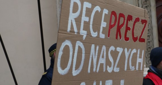 Po południu przed krakowskim urzędem miasta odbył się protest przeciwko przepisom, jakie mają wejść w życie od lipca przyszłego roku. W stolicy Małopolski zacznie wtedy obowiązywać pierwsza w Polsce Strefa Czystego Transportu.