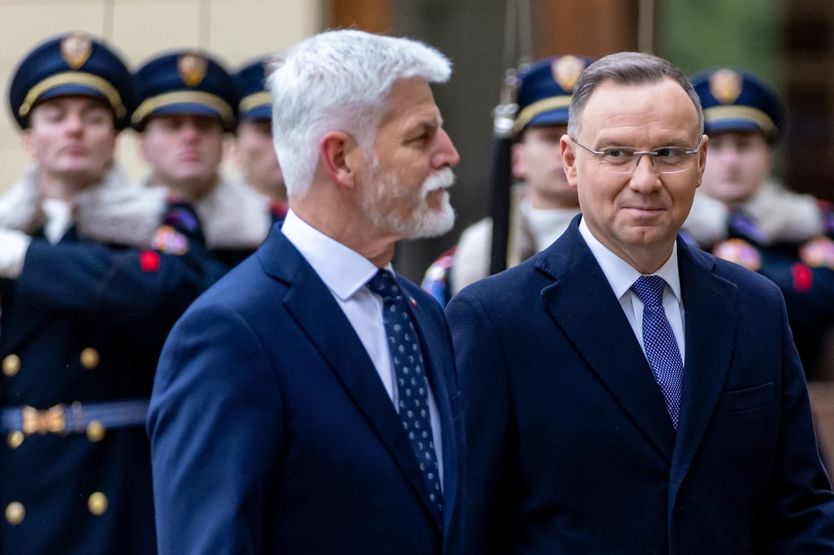 Prezydent Andrzej Duda uczestniczył w spotkaniu przywódców Polski, Czech, Węgier i Słowacji, czyli tzw. Grupy Wyszehradzkiej. Prezydenci podkreślili, że nadal będą wspierać Ukrainę, a w regionie kluczowy jest rozwój infrastruktury, gospodarki i inwestycje w bezpieczeństwo. Rozmawiano również o zagrożeniu ze strony Rosji i zobowiązaniach wobec NATO.