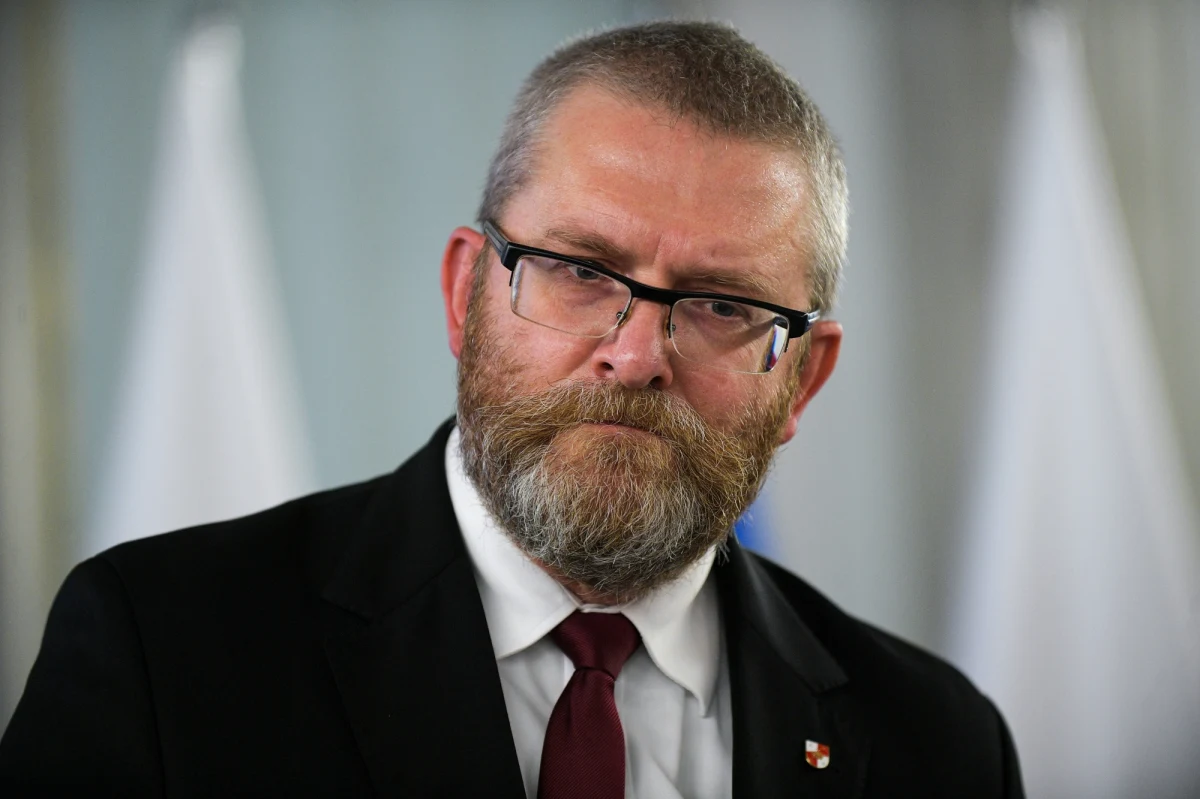 "Zapraszacie naszych rodaków, żerując na ich dramatach życiowych, do przedsionka piekieł już na tej ziemi" - grzmiał w środę poseł Konfederacji Grzegorz Braun, biorący udział w debacie na temat in vitro. Polityk w czasie swojego wystąpienia porównał projekt dyskutowanej w Sejmie ustawy do wszystkich plag i nieszczęść. Wicemarszałek Dorota Niedziela nie kryła zażenowania i przeprosiła Izbę za słowa posła Konfederacji.