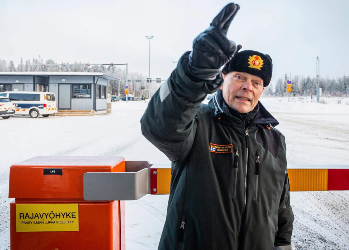 Decyzja fińskiego rządu o zamknięciu w minioną sobotę czterech z dziewięciu przejść granicznych z Rosją, nie przyniosła spodziewanego efektu. Migranci kierowani przez rosyjskie służby dalej szturmują granicę od wschodu. W związku z tym, Helsinki zdecydowały o zamknięciu kolejnych punktów i pozostawieniu dla migrantów tylko jednego - położonego w strefie arktycznej przejścia Raja-Jooseppi w fińskiej Laponii.