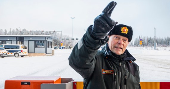 Decyzja fińskiego rządu o zamknięciu w minioną sobotę czterech z dziewięciu przejść granicznych z Rosją, nie przyniosła spodziewanego efektu. Migranci kierowani przez rosyjskie służby dalej szturmują granicę od wschodu. W związku z tym, Helsinki zdecydowały o zamknięciu kolejnych punktów i pozostawieniu dla migrantów tylko jednego - położonego w strefie arktycznej przejścia Raja-Jooseppi w fińskiej Laponii.