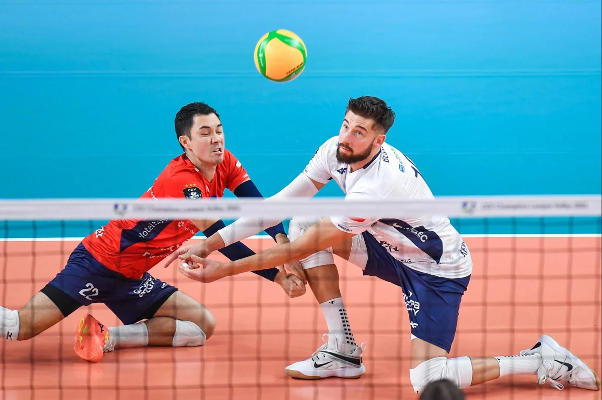 Siatkarze Grupy Azoty ZAKSY pokonali u siebie grecki Olympiacos Pireus 3:1 (23:25, 25:20, 28:26, 31:29) w pierwszym meczu grupy A Ligi Mistrzów. Kędzierzynie w trzech poprzednich sezonach triumfowali w tych rozgrywkach. Mimo zwycięstwa po spotkaniu rozgoryczony był Łukasz Kaczmarek, który stwierdził, że popełnianie takich błędów, jakie przydarzyły się w trakcie spotkania "nie przystoi" zawodnikom ZAKSY. 