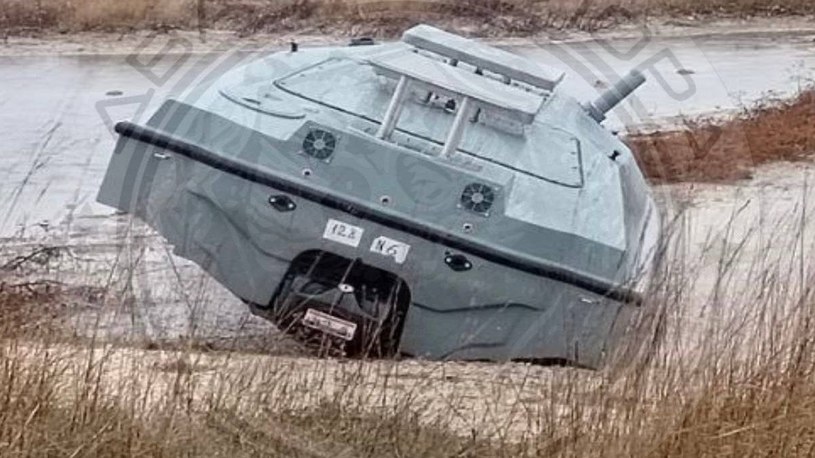 Rosjanie opublikowali w sieci zdjęcia tajemniczego obiektu, który odkryty został przez mieszkańców wioski leżącej na zachodnim wybrzeżu Krymu. Kreml cieszy się z tego faktu.