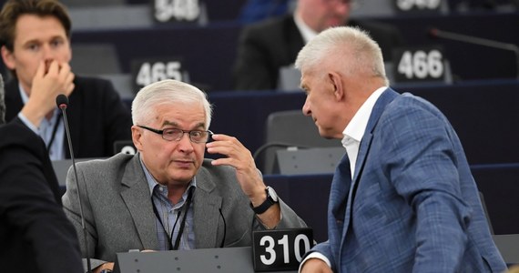 To, że Lewica jest w koalicji z PO, nie przekłada się na głosowania w Parlamencie Europejskim, gdzie politycy PO i Lewicy należą do innych frakcji. Umowa koalicyjna nie dotyczy głosowań w PE - powiedział sekretarz klubu Lewicy Dariusz Wieczorek o głosowaniu ws. rezolucji dot. zmian w traktatach UE. Poparli ją lewicowi europosłowie, przeciwni byli m.in. przedstawiciele PiS, PO i PSL.