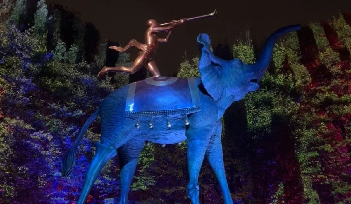 Plenerowa wystawa zorganizowana w jednym z paryskich parków zapiera dech w piersi. Parc de Vilette zamienił się w świetlistą, wielobarwną krainę czarów, zainspirowaną twórczością genialnego hiszpańskiego malarza-surrealisty Salvadora Dalego.