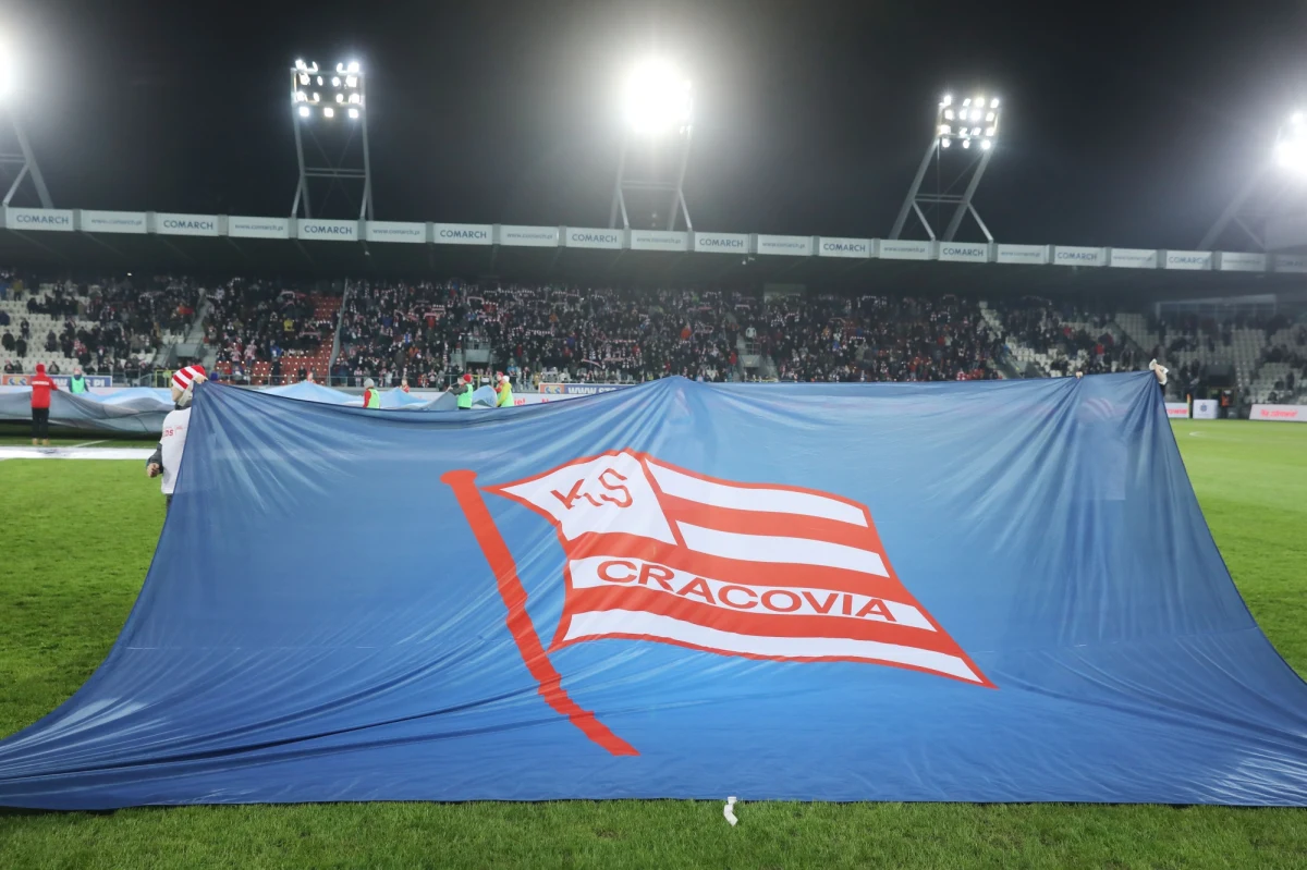 Rada Miasta Krakowa przyjęła uchwałę wyrażającą zgodę na sprzedaż, za ponad 21 milionów złotych, 33 procent akcji Miejskiego Klubu Sportowego Cracovia SSA większościowemu właścicielowi – firmie Comarch SA.
