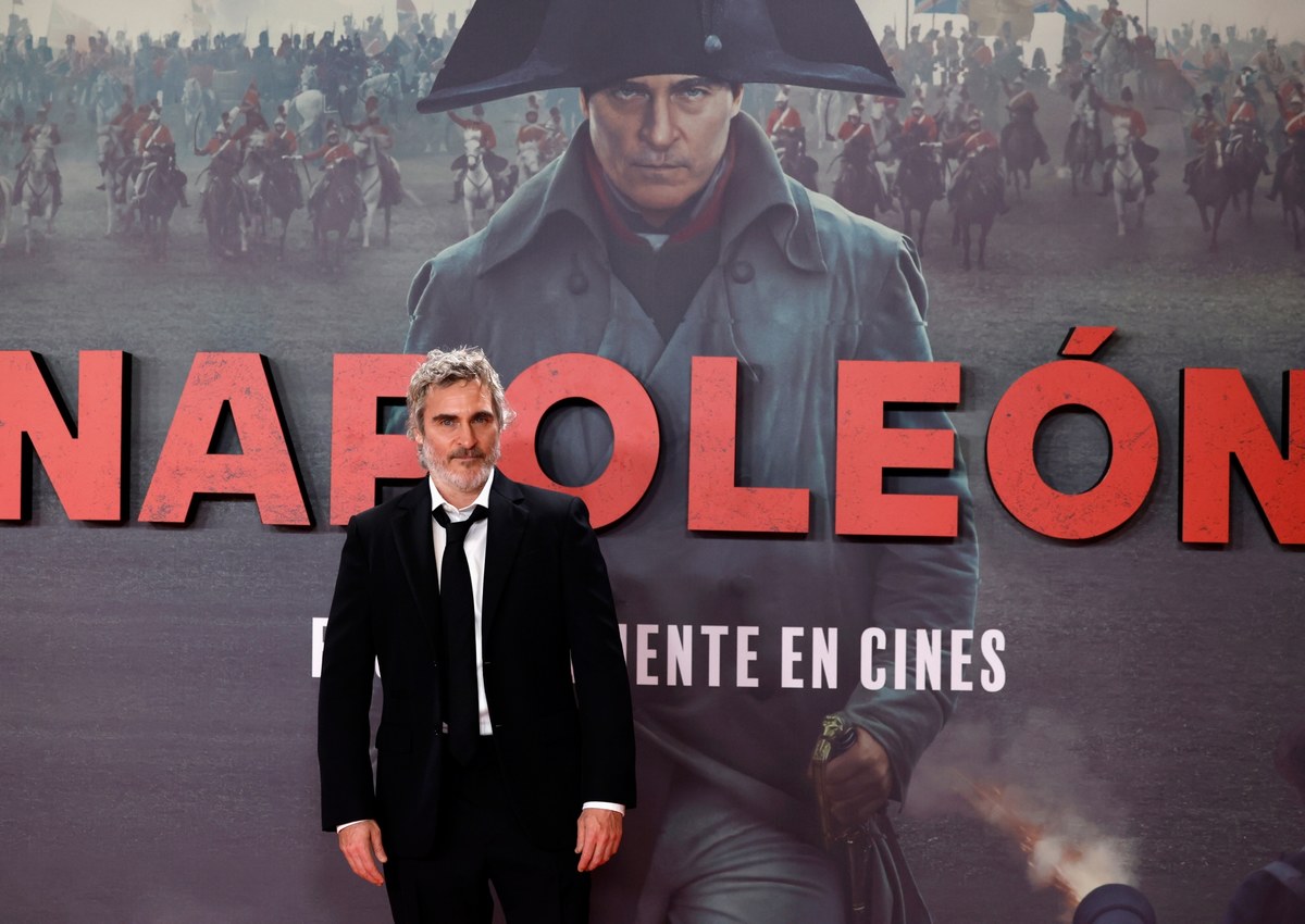 Jutro na ekrany naszych kin wchodzi długo oczekiwany dramat kostiumowy Ridleya Scotta "Napoleon" z Joaquinem Phoenixem w roli głównej. We Francji natomiast film ten można już oglądać od wczoraj. Wielu paryskich specjalistów i komentatorów oburza się, że ta ekranowa biografia francuskiego cesarza naszpikowana jest historycznymi błędami.