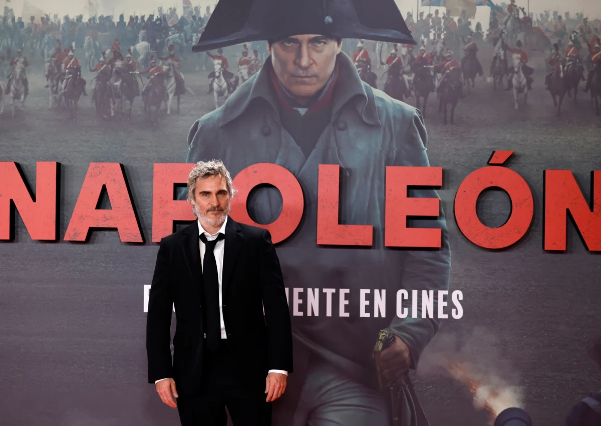 Jutro na ekrany naszych kin wchodzi długo oczekiwany dramat kostiumowy Ridleya Scotta "Napoleon" z Joaquinem Phoenixem w roli głównej. We Francji natomiast film ten można już oglądać od wczoraj. Wielu paryskich specjalistów i komentatorów oburza się, że ta ekranowa biografia francuskiego cesarza naszpikowana jest historycznymi błędami.