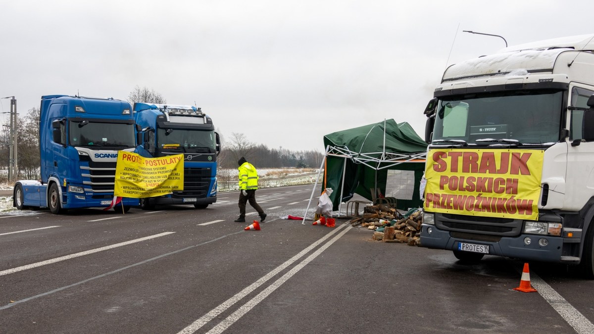 Polscy przewoźnicy od 18 dni blokują przejścia graniczne z Ukrainą - w Dorohusku, Hrebennem i Korczowej. Domagają się wprowadzenia zezwoleń handlowych dla ukraińskich firm na przewóz towarów i likwidacji elektronicznej kolejki, która obowiązuje po wschodniej stronie granicy. Dziś zaczyna się też blokada przejścia w Medyce przez rolników.