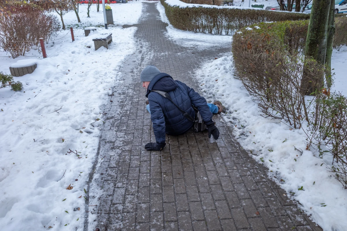 Instytut Meteorologii i Gospodarki Wodnej wydał ostrzeżenia pierwszego i drugiego stopnia przed silnym wiatrem i marznącym deszczem. Swoim zasięgiem obejmują one całą Polskę. 