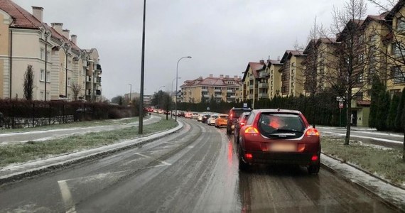 To nie był łatwy poranek dla pieszych i kierowców w Olsztynie. Przez opady śniegu, a potem marznącego deszczu ślisko zrobiło się na drogach i chodnikach. Zakorkowana była większość ulic, trudności były nawet z wyjazdem z osiedli. Utrudnienia dotyczyły też kursowania autobusów podmiejskich do Dywit, które miały problemy z podjeżdżaniem pod wzniesienia.