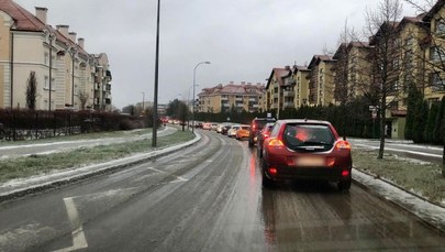 Paraliż drogowy w Olsztynie. Ślisko na ulicach i chodnikach