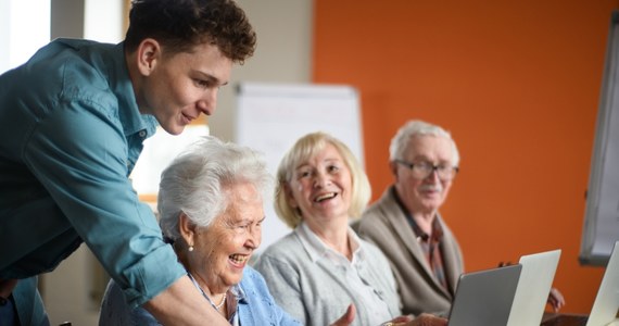 W Katowicach będą pomagać starszym osobom, które mają problemy z korzystaniem z internetu czy obsługą smartfona. Specjalne szkolenia odbywać się będą w Punktach Cyfrowego Wsparcia Seniorów.
