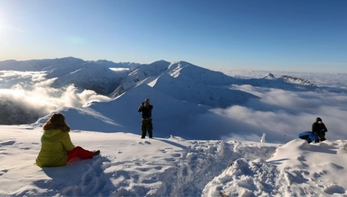 Nowe, bardziej restrykcyjne przepisy dla ruchu turystycznego wprowadza słowacki Tatrzański Park Narodowy (TANAP). Turyści nie będą mogli m.in. wchodzić na szlaki z pasami, zmienia się też czas zamknięcia szlaków na okres zimowy. Nowe przepisy wejdą w życie 15 grudnia.

