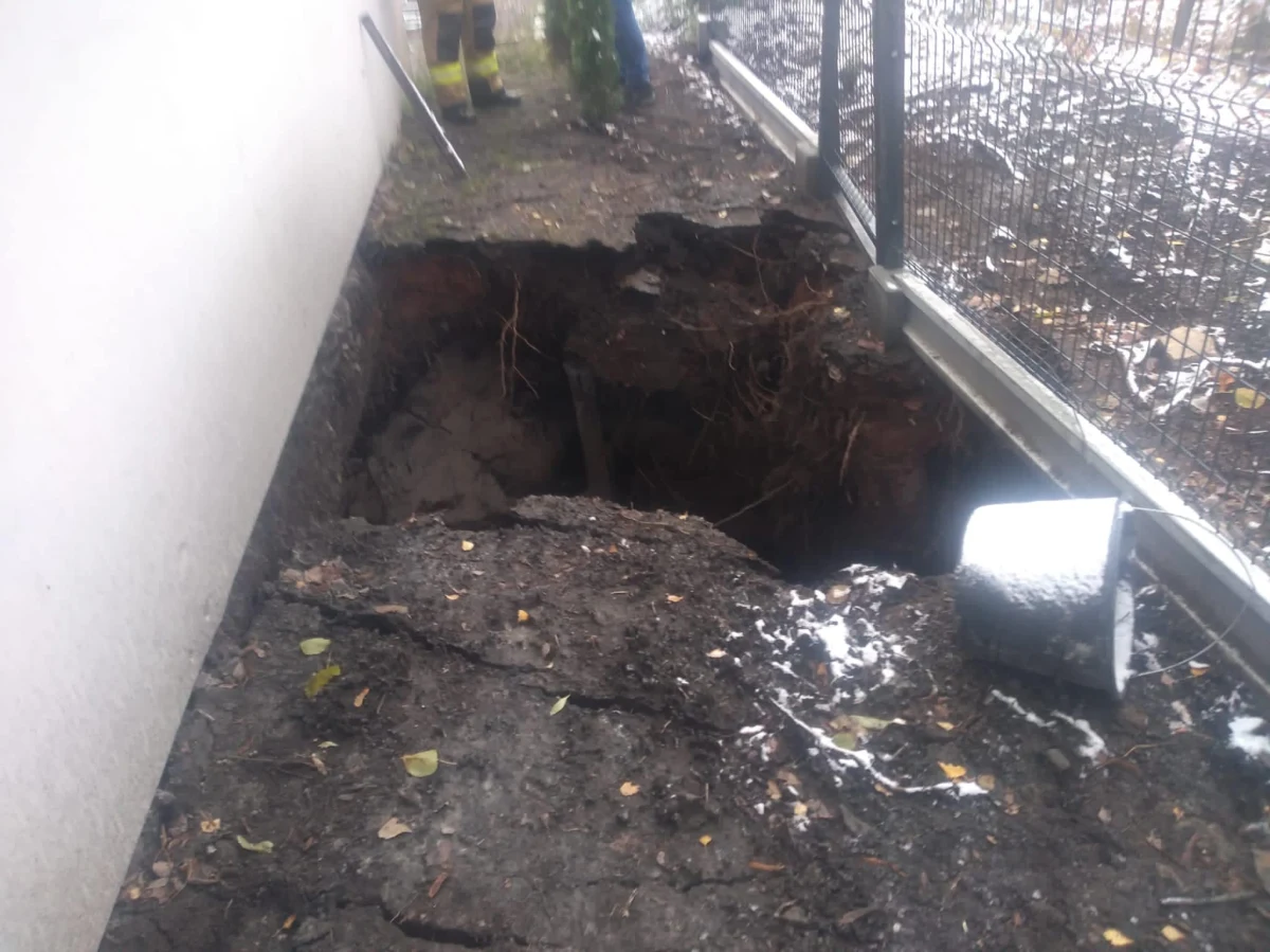 Kolejne zapadlisko w Trzebini w Małopolsce. Ziemia odsłoniła część fundamentów budynku gospodarczego przy ul. Górniczej. Strażacy już zabezpieczyli i odgrodzili to miejsce.