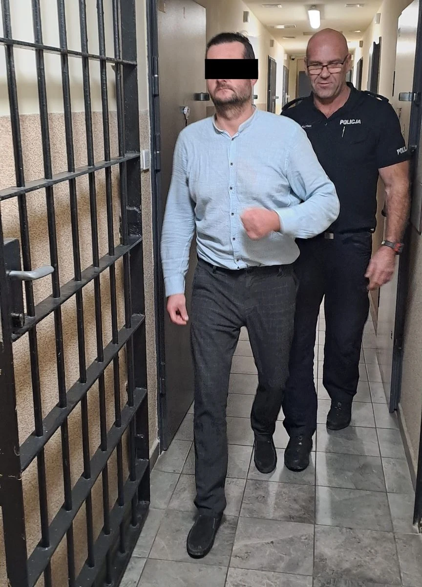 44-latek i dwoje nastolatków stało za oszustwem "na wypadek". Wyłudzili od 85-latka z Łukowa na Lubelszczyźnie prawie 150 tys. złotych oraz biżuterię. Policjanci zatrzymali podejrzanych i odzyskali niemal całą gotówkę.   