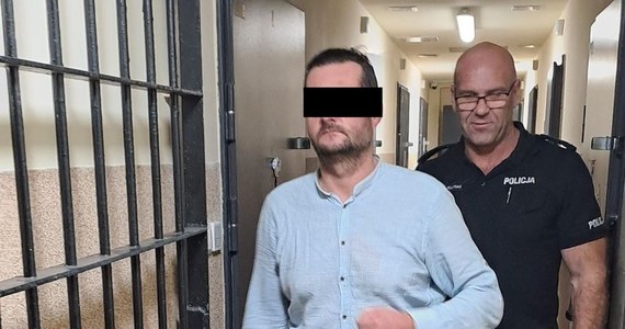 44-latek i dwoje nastolatków stało za oszustwem "na wypadek". Wyłudzili od 85-latka z Łukowa na Lubelszczyźnie prawie 150 tys. złotych oraz biżuterię. Policjanci zatrzymali podejrzanych i odzyskali niemal całą gotówkę.   