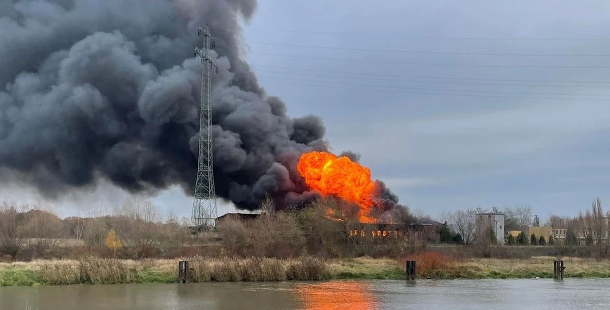 Pożar magazynu z niebezpiecznymi substancjami przy ul. Chełmońskiego w Kędzierzynie-Koźlu (woj. opolskie). Odpady chemiczne były tam składowane nielegalnie, a sprawą już wcześniej zajmowała się prokuratura.