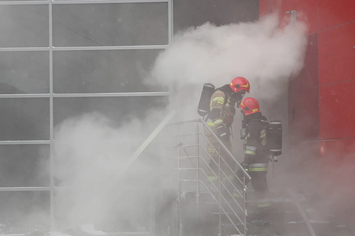 Rzeczoznawca ds. ochrony przeciwpożarowej to pierwsza osoba oskarżona w związku z pożarem Archiwum Urzędu Miasta Krakowa, do którego doszło w lutym 2021 roku. "Co do pozostałych podejrzanych trwają czynności zmierzające do zakończenia toczącego się śledztwa" - poinformowała Prokuratura Okręgowa w Krakowie.

 